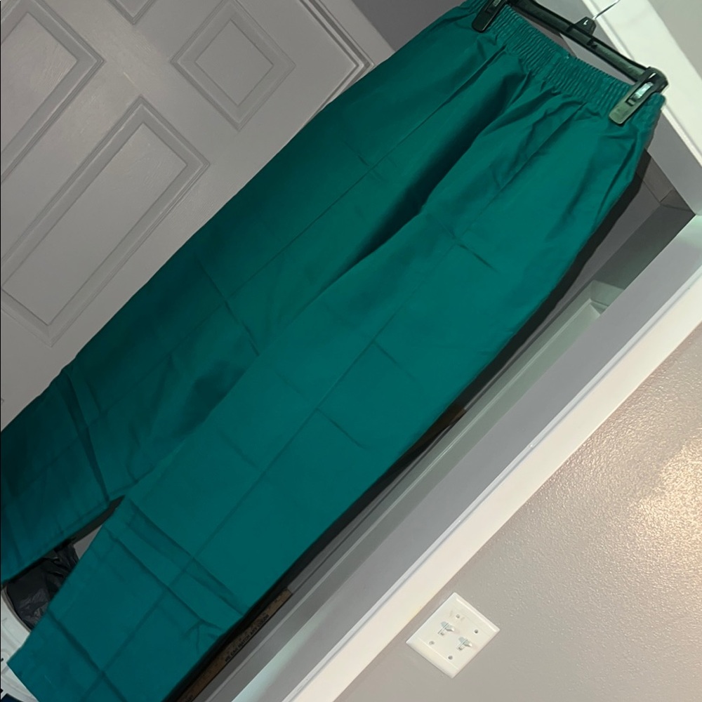 Crest Women’s Green Scrub Pants